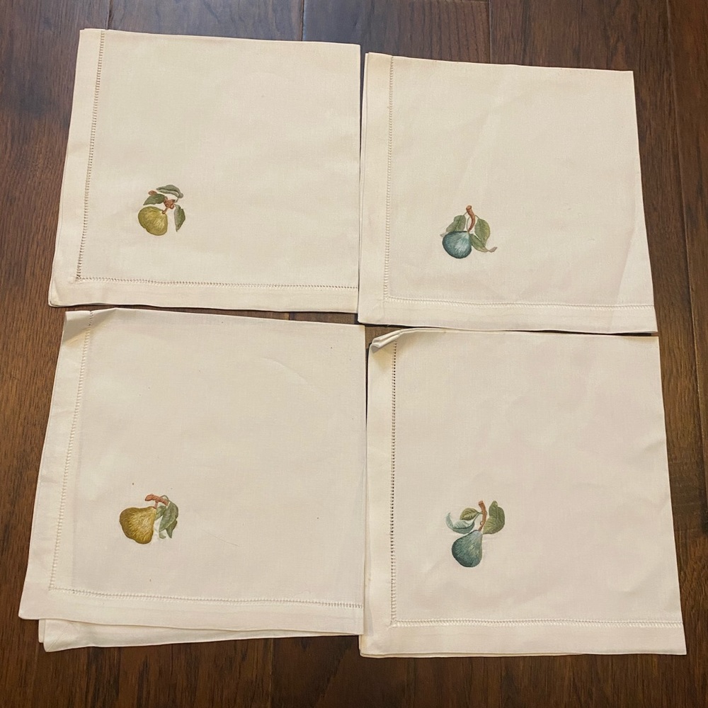 Set of 4 Williams-Sonoma Pear Napkins